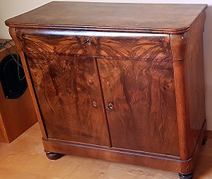 Halbschrank Nussbaum 51d Halbschrank Nussbaum 51d