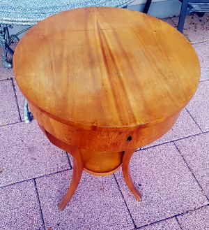 kleiner runder Kirschbaumtisch 18d kleiner runder Kirschbaumtisch 18d